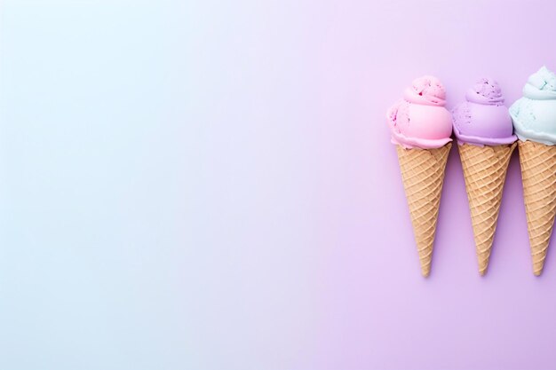 bolas deliciosas e cones de sorvete em cores pastel borda em um fundo roxo pastel