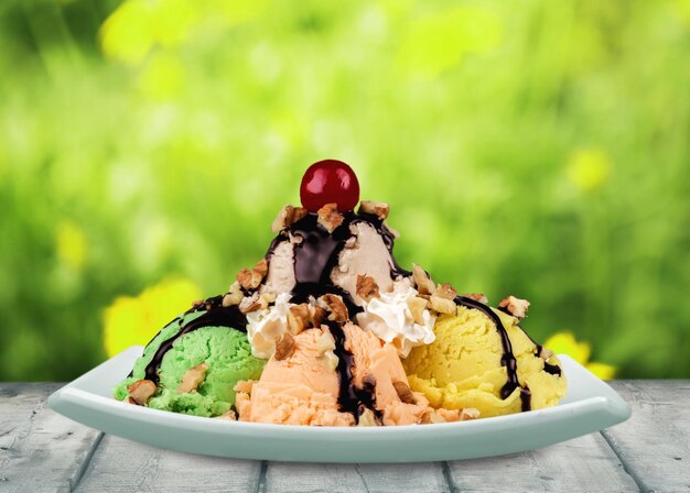 Foto bolas de delicioso helado sobre fondo borroso