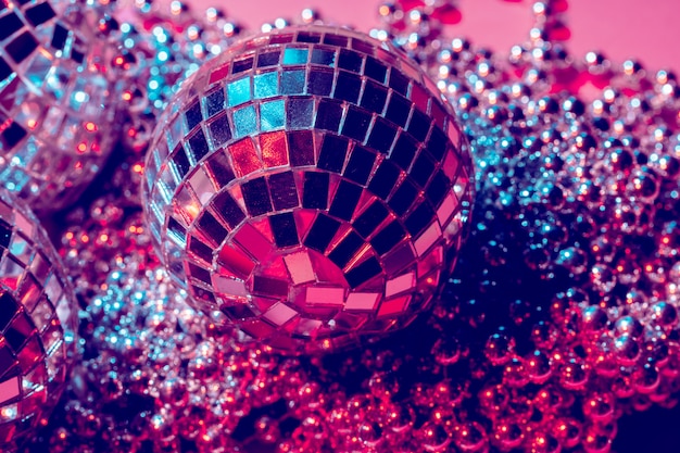 Bolas de discoteca para la decoración de una fiesta sobre fondo rosa