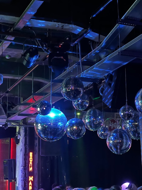 bolas de discoteca reflejadas en el techo de una discoteca con iluminación oscura