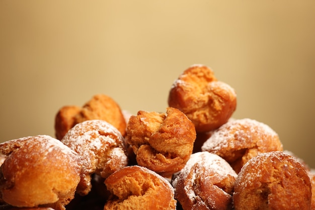 Bolas de donas caseras frescas con azúcar en polvo en una placa blanca.