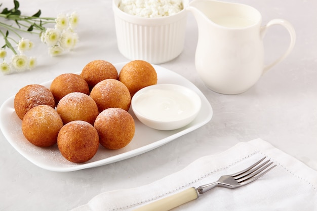 Bolas de donas de requesón en un plato