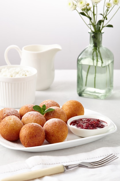 Bolas de donas de requesón en un plato