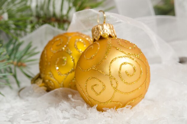 Bolas douradas de natal na mesa