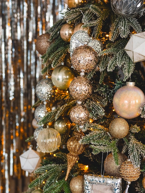 Bolas douradas e prateadas na árvore de natal fecham