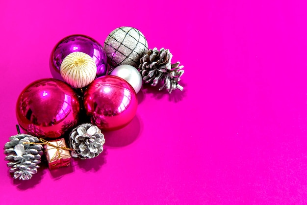 Bolas e enfeites de Natal em um fundo rosa