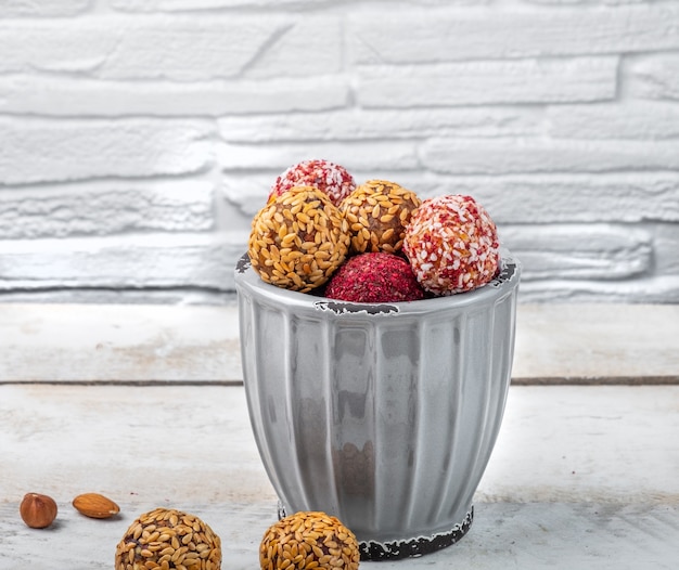 Bolas energéticas feitas de frutas e nozes em um vaso.