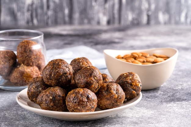 Bolas energéticas de frutas y nueces en un plato