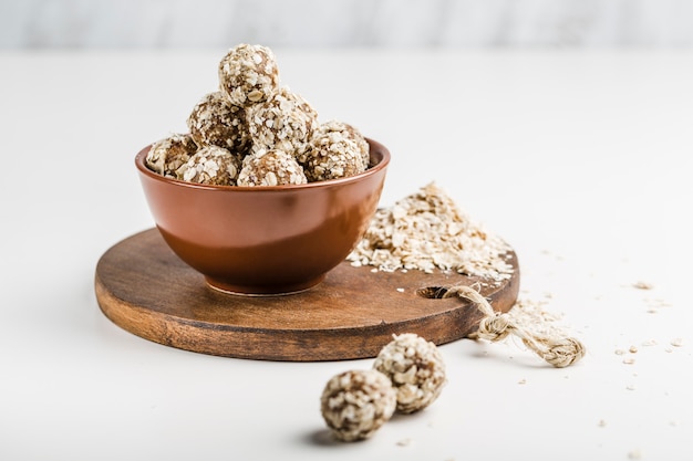 Bolas energéticas de nueces avena y dátiles.