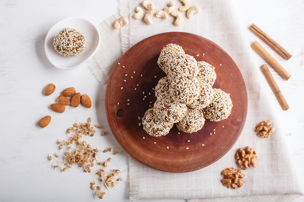 Las bolas de energía se apelmazan con almendras, sésamo, anacardo, nueces, dátiles y trigo germinado, vista superior, espacio de copia.