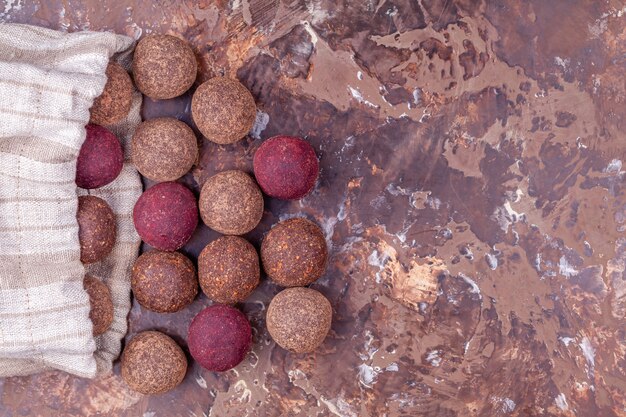 Bolas de energía caseras de cacao crudo vegano en bolsa de textil artesanal