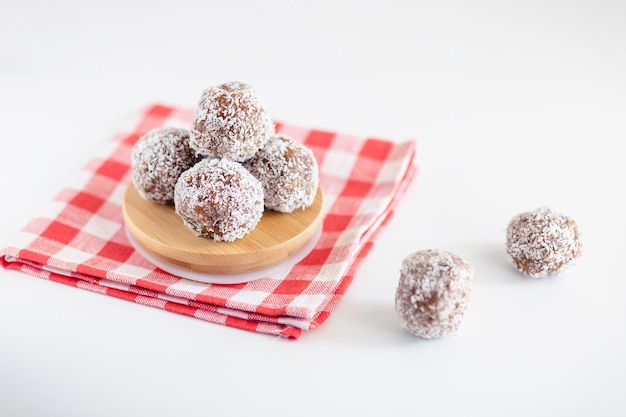 Bolas de energía con coco sobre un fondo blanco.