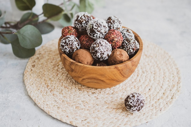 Bolas de energía en un cuenco de mesa de luz dulces saludables caseros