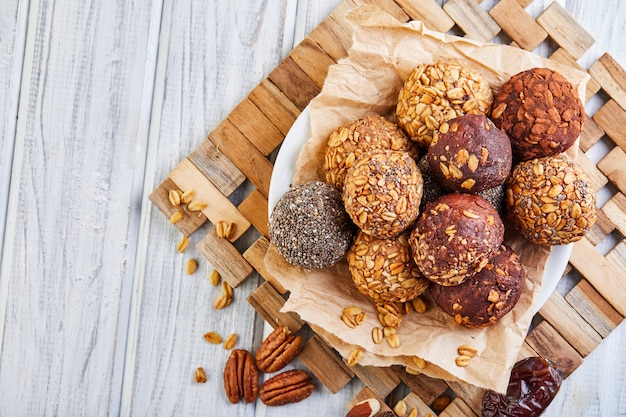 Bolas de energía orgánica saludable con muesli, nueces, cacao, chía y miel.