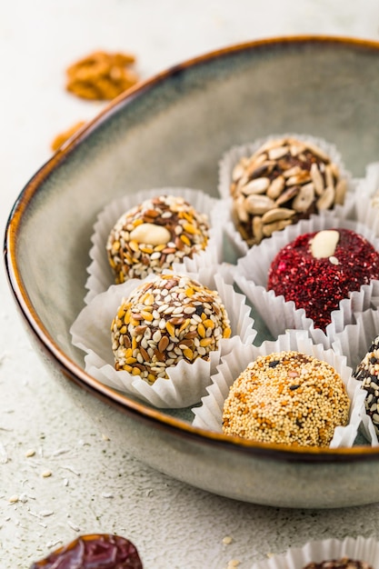 Foto bolas de energía saludable hechas de frutos secos y nueces alimentos saludables