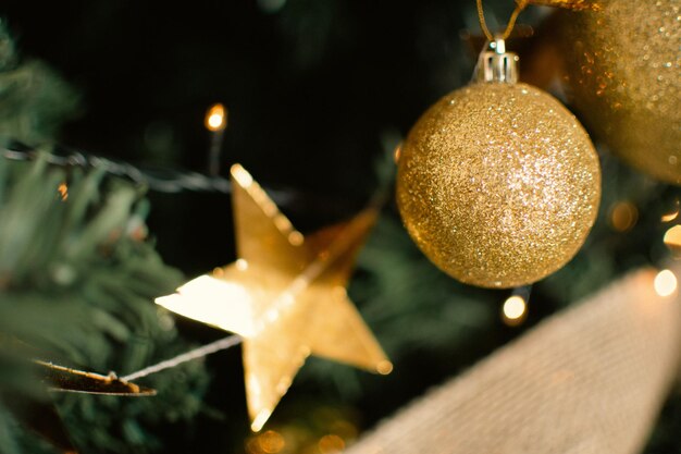 Bolas y estrellas doradas del árbol de Navidad