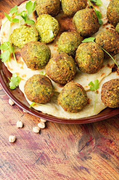 Bolas de falafel fritas hechas con legumbres o garbanzos picados