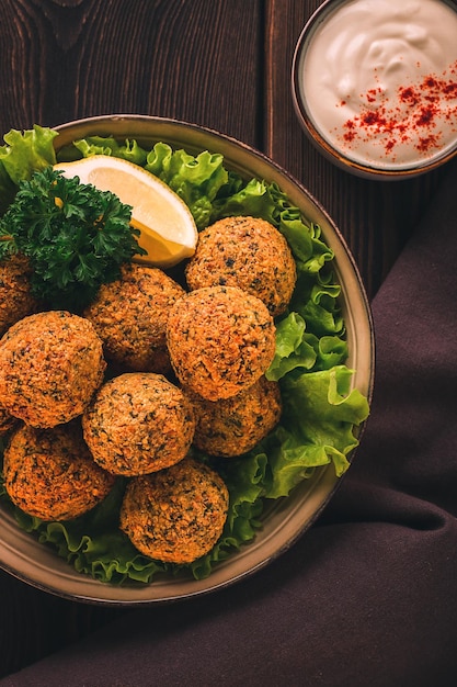 Bolas de falafel de garbanzos en una mesa de madera closeup comida vegetariana