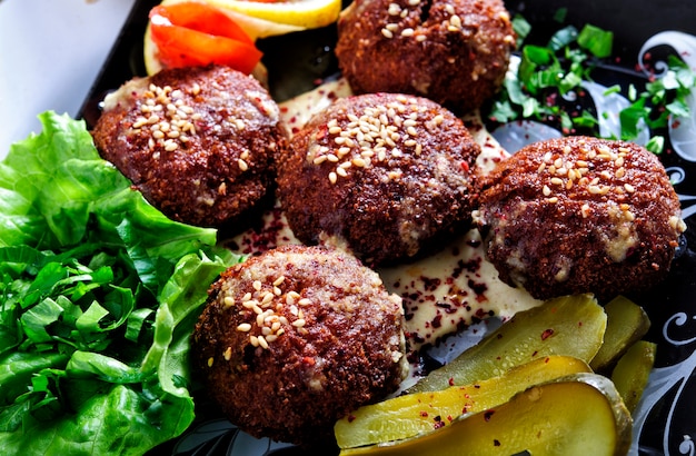 Bolas de falafel vegetarianas saludables con encurtidos.