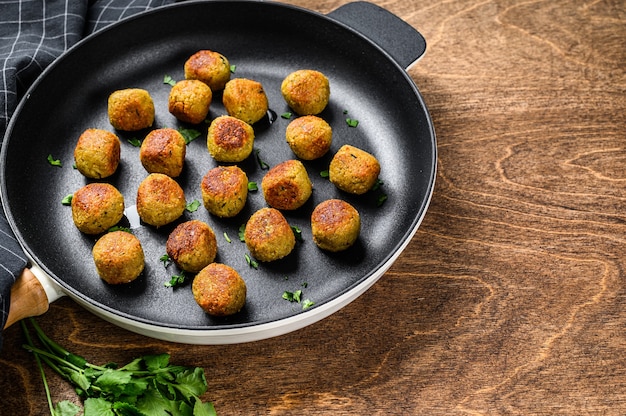 Bolas de falafel vegetariano frito de garbanzos condimentados en una sartén