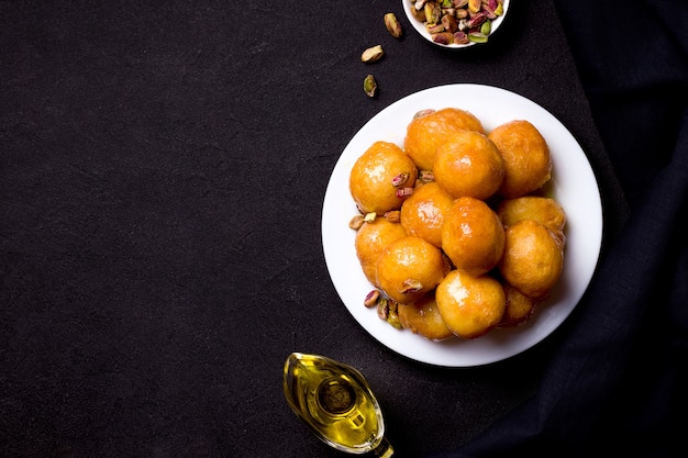 Bolas fritas dulces en un plato