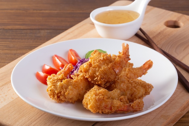 Bolas de gambas fritas con salsa dulce en la mesa de madera