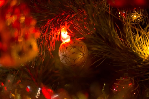 Bolas y guirnaldas en el árbol de navidad