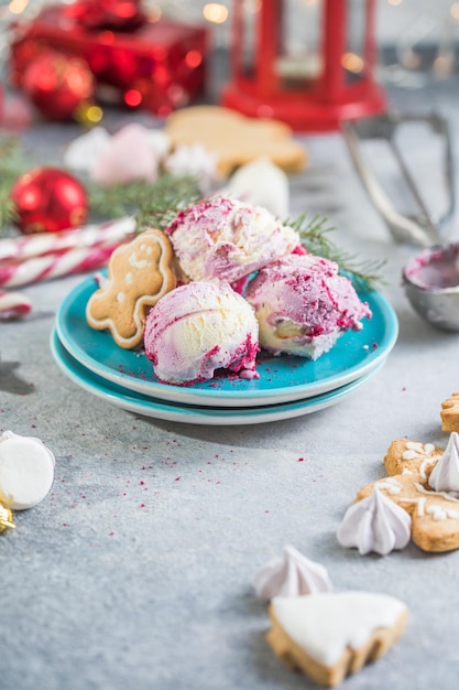 Bolas de helado de bastón de caramelo en plato y decoración navideña. Postres de año nuevo