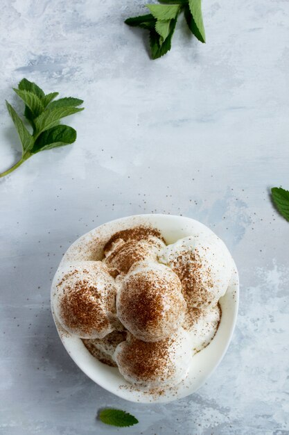 Bolas de helado en un bol con cuchara