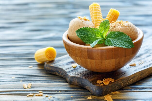 Bolas de helado de caramelo en un cuenco de madera