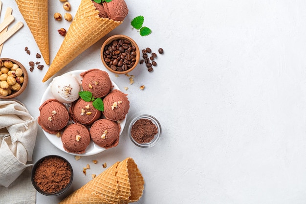 Bolas de helado de chocolate y crema sobre un fondo gris