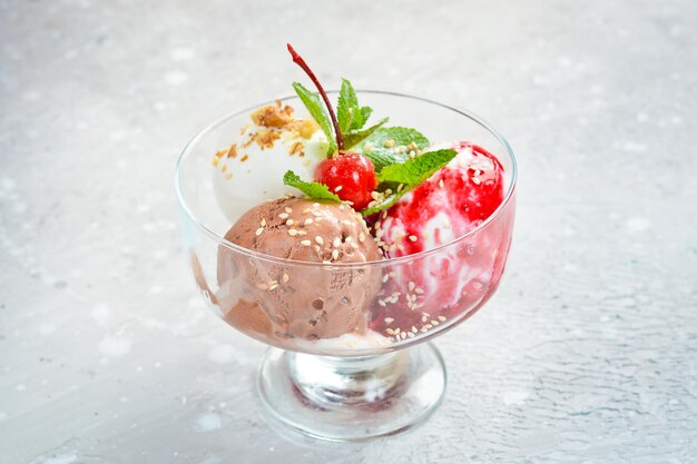 Bolas de helado de chocolate y fresa en vasos Vista superior Espacio libre para texto