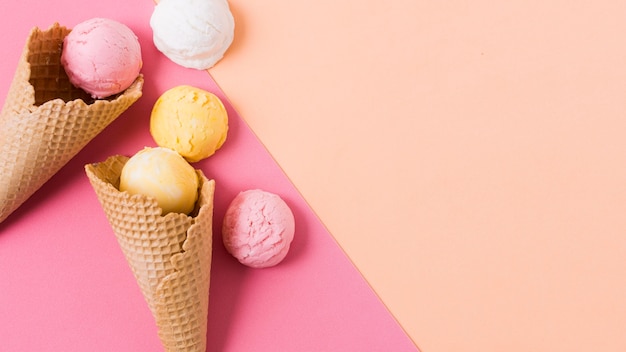 Foto bolas de helado de colores con espacio de copia