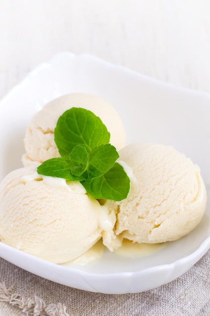 Bolas de helado decoradas con hoja de menta