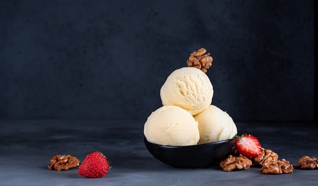 Bolas de helado con fresas y nueces.