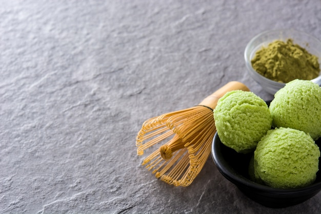 Bolas de helado de matcha de té verde en piedra gris con espacio de copia