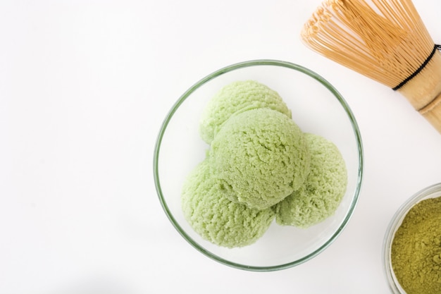 Bolas de helado de matcha de té verde en recipiente de cristal en blanco