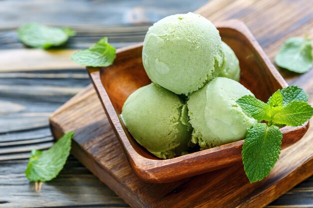 Bolas de helado de menta en un cuenco de madera