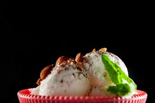 Bolas de helado relleno blanco sobre un fondo negro con menta y chocolate y cacao Verano comer