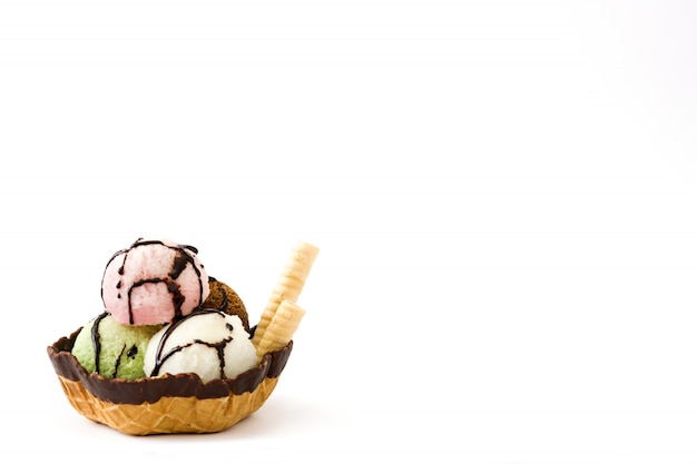 Foto bolas de helado servido en canasta de waffle aislado en blanco