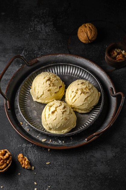 bolas de helado sobre un fondo oscuro