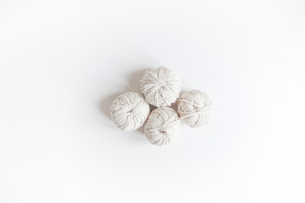 Bolas de hilo blanco. Madeja aislada de logotipo de lana boho. Espacio para texto