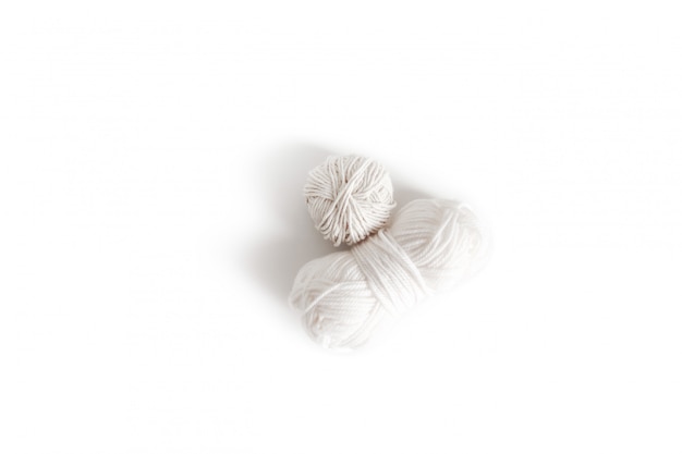 Bolas de hilo blanco. Madeja aislada de logotipo de lana boho