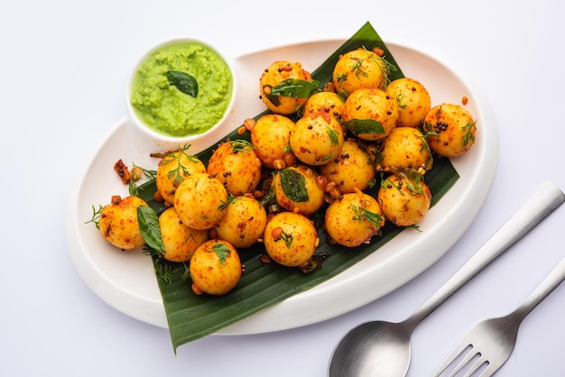 Bolas Idli suaves y esponjosas o goli ociosamente con chutney verde y rojo Receta de comida del sur de la India