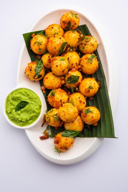 Bolas Idli suaves y esponjosas o goli ociosamente con chutney verde y rojo Receta de comida del sur de la India