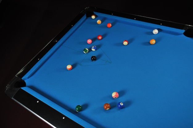bolas de juego de billar en la mesa azul en el club de billar listo para jugar
