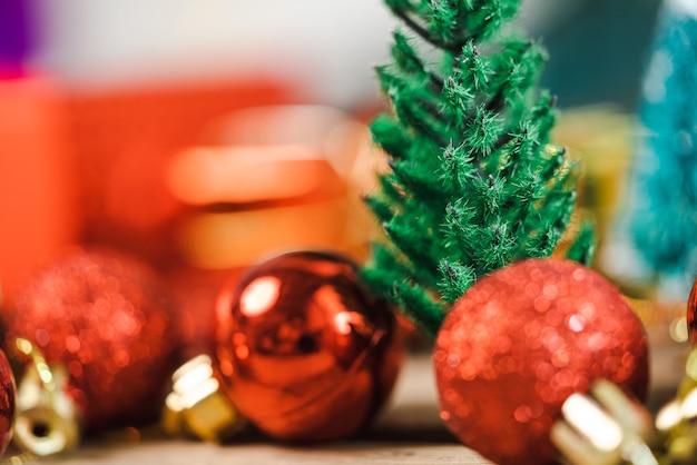 Bolas de luces decorativas y fondo de vacaciones de Navidad y año nuevo de pino