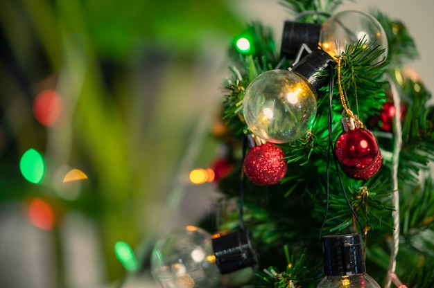 Bolas de luces decorativas y fondo de vacaciones de Navidad y año nuevo de pino