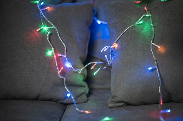 Bolas de luces decorativas y fondo de vacaciones de Navidad y año nuevo de pino