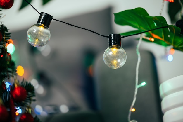 Bolas de luces decorativas y fondo de vacaciones de Navidad y año nuevo de pino